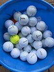 >100 st Titleist golfbollar i bra skick