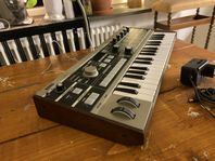 Korg microKORG med trägavlar