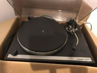 Thorens skivspelare, 2 högtalare, CD spelare, kassettspelar