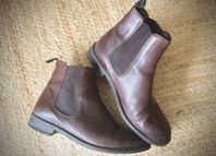 Chelsea boots i skinn från Rizzo