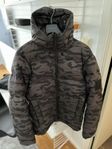 Vinterjacka Peak Performance Rivel Down Camo