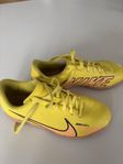 Futsalskor Nike Mercurial storlek 35