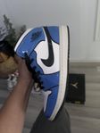 air Jordan 1 mid se signal blue 