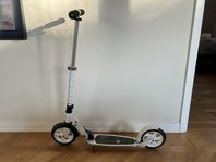 Micro White mobility scooter, sparkcykel