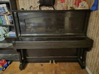 gammal ostämt piano