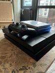 PlayStation 4 med en styrenhet och tre spel