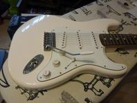  Fender Standard Stratocaster RW Arctic