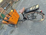 Eldriven cargo bike.