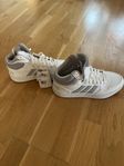 Helt nya Adidas Hoops 3.0 Mid str 42