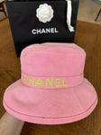 Chanel hatt (Denim Logo Bucket Hat Pink Yellow)