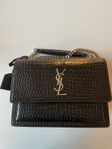 YSL SUNSET MEDIUM CROCODILE-EMBOSSED LEATHER NOIR