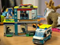 LEGO 60371 City högkvarter Byggset med Ambulans 