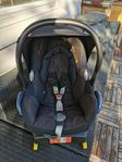 Cabriofix babyskydd med tillhörande Isofix.