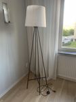 Svart golvlampa från MIO ink. lampa och lampskärm