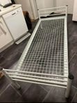 Metall säng från Ikea lättmonterd