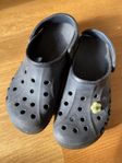 svarta crocs 