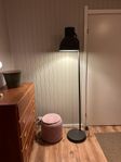 svart golvlampa från IKEA