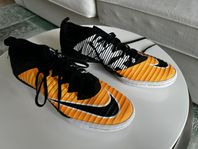 NIKE innomhus skor för Fotboll strl. 40