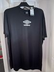 UMBRO SPORT T-SHIRT HELT NY. SVART XXXL. 