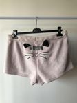 Gulliga fluffiga shorts med kattmotiv