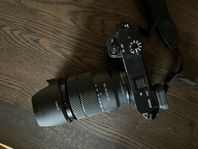 Sony A6400 med E 18-135mm OSS i nyskick + 128 GB SD-minne