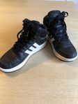 Adidas sneakers J Hoops mid, storlek 36