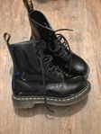 dr. Martens svart lack