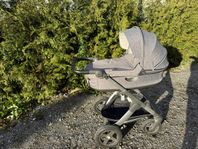 Stokke Trailz med sitt- och liggdel i grey melange. 