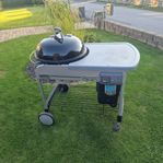 En Weber Performer deluxe i gott skick 