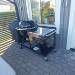 En äkta Weber Summit kamado S6 i Nyskick 