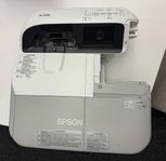 Epson EB-485Wi med väggfäste samt King Pin Ramspänd duk 1