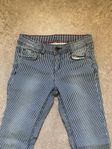 (Nr 97) Stretchjeans, randiga till flicka. Stl. 146. H&M.