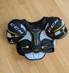 Axelskydd hockey. CCM Tacks 9060. Storlek junior M.