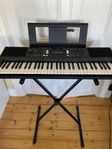 Yamaha keyboard med stativ