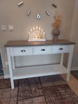 Vitt sideboard med betongskiva