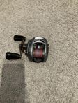 DAIWA LEXA 300H/HL gäddmulti rulle. Lina  ingår.