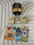 Pokémon Låda - 300 st kort + 5 Halloween Pack