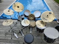 Trumset med Pearl dubbelpedal, massa cymbaler och tillbehör