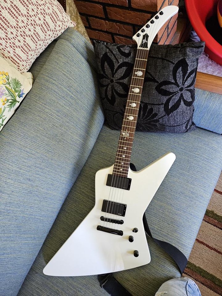 Antonio guitars explorer 