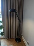 Lampa i stål och mässing