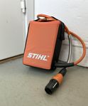 NY STIHL  Bältesväska/Batteriväska med anslutningskabel.