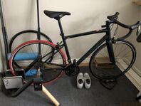 specialized Allez Racer med en smart trainer 