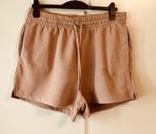 Lattefärgade shorts