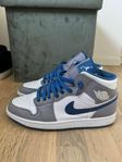 Jordan 1 Mid ’True Blue’