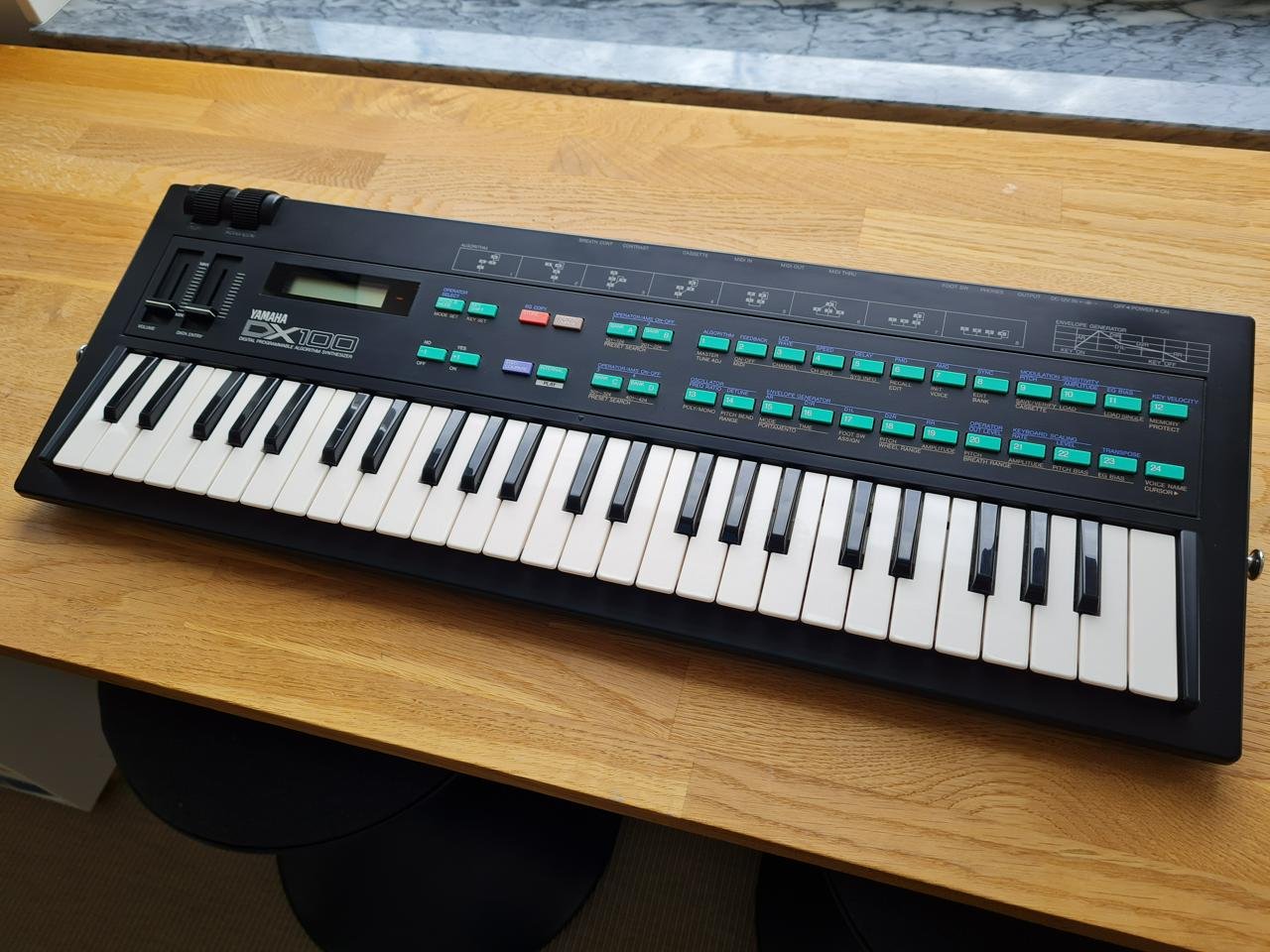 Yamaha DX-100 i nära nyskick!