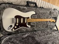 Fender AM Ultra Strat HSS Arctic Pearl