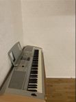 Säljer min Piano,Pianostol och ett bord till den. 