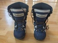 Snowboard boots