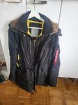 Svart vinterjacka från Alpha Industries