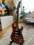 Fender Player Plus 2021 i färgen Aged Candy Apple Red